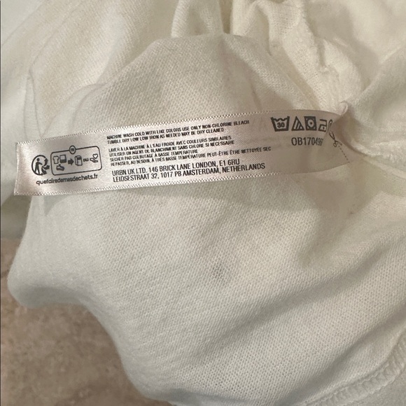 White/Ivory Free people Top with pockets! This t shirt is about mid thigh! - Picture 6 of 7